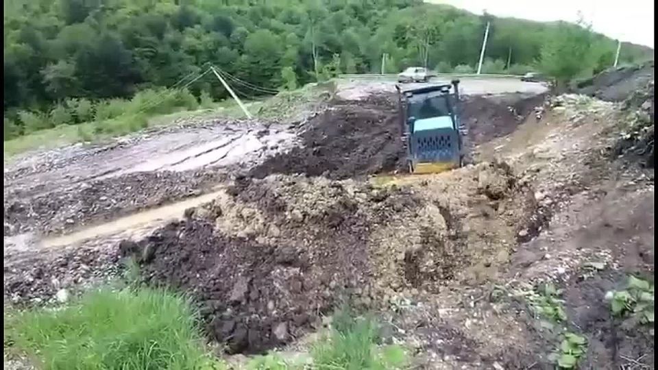 Более 150 спецмашин и 80 дорожников работают на расчистке дорог в горной части Чеченской Республики