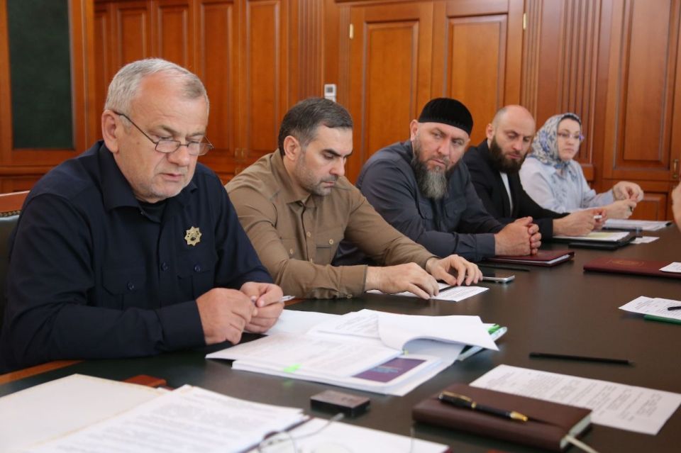 Ассаламу Алайкум!. Сегодня Руководитель Администрации Главы и Правительства ЧР Галас Таймасханов провёл аппаратное совещание с заместителями и руководителями структурных подразделений Ассаламу Алайкум!. Сегодня Руководитель Администрации Главы и Правительства ЧР Галас Таймасханов провёл аппаратное совещание с заместителями и руководителями структурных подразделений