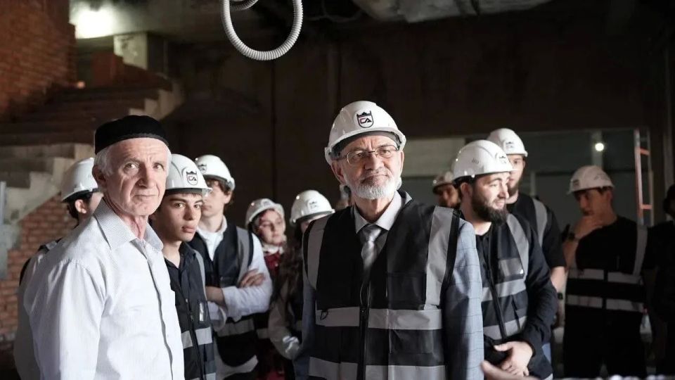Ректор ГГНТУ им.академика М.Д. Миллионщикова Магомед Минцаев вместе со студентами посетил площадку строительства спортивного объекта, где работы завершены на 90% Ректор ГГНТУ им.академика М.Д. Миллионщикова Магомед Минцаев вместе со студентами посетил площадку строительства спортивного объекта, где работы завершены на 90%