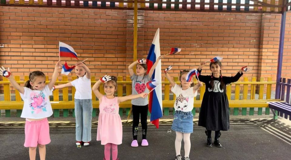 Депутаты, сторонники и активисты «Молодой Гвардии Единой России» провели традиционную акцию по раздаче лент-триколор, организовали патриотические уроки в дошкольных образовательных учреждениях и приняли участие в церемониях... Депутаты, сторонники и активисты «Молодой Гвардии Единой России» провели традиционную акцию по раздаче лент-триколор, организовали патриотические уроки в дошкольных образовательных учреждениях и приняли участие в церемониях...