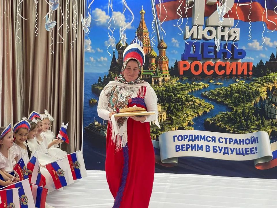 Депутаты, сторонники и активисты «Молодой Гвардии Единой России» провели традиционную акцию по раздаче лент-триколор, организовали патриотические уроки в дошкольных образовательных учреждениях и приняли участие в церемониях... Депутаты, сторонники и активисты «Молодой Гвардии Единой России» провели традиционную акцию по раздаче лент-триколор, организовали патриотические уроки в дошкольных образовательных учреждениях и приняли участие в церемониях...