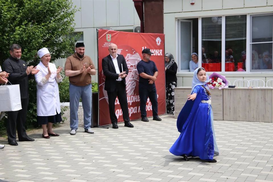 В Грозном партия «Единая Россия» поздравила почетных доноров с праздником В Грозном партия «Единая Россия» поздравила почетных доноров с праздником