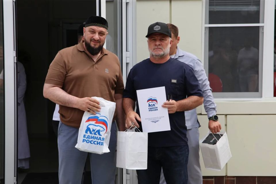 В Грозном партия «Единая Россия» поздравила почетных доноров с праздником В Грозном партия «Единая Россия» поздравила почетных доноров с праздником