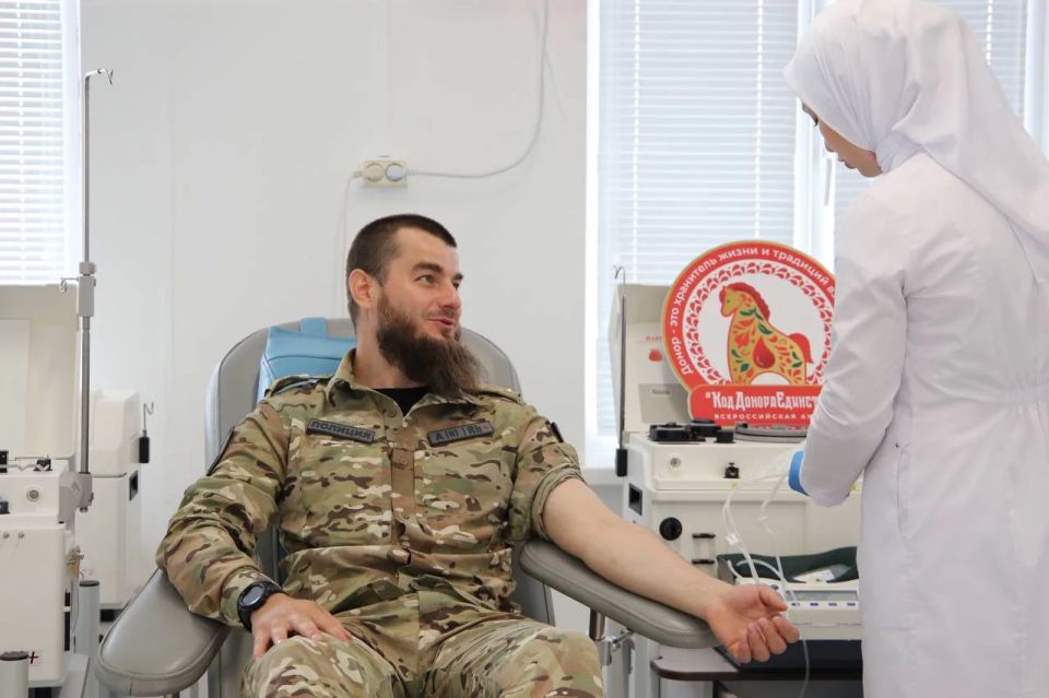 В Грозном партия «Единая Россия» поздравила почетных доноров с праздником В Грозном партия «Единая Россия» поздравила почетных доноров с праздником