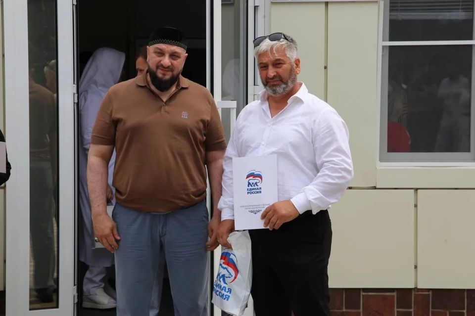 В Грозном партия «Единая Россия» поздравила почетных доноров с праздником В Грозном партия «Единая Россия» поздравила почетных доноров с праздником