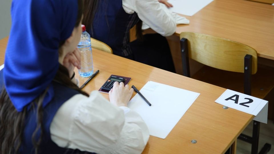 В Чеченской Республике проходит единый государственный экзамен (ЕГЭ) по биологии, географии и иностранным языкам (письменно)