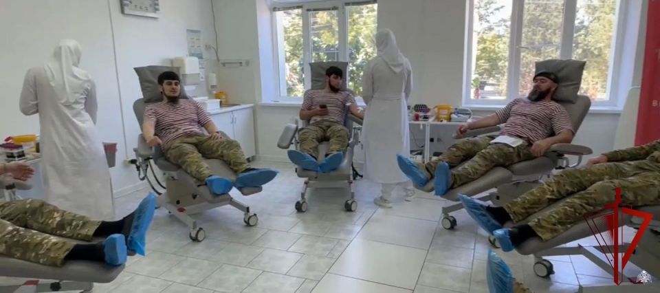 В Грозном сотрудники Росгвардии сдали кровь в рамках Всемирного дня донора