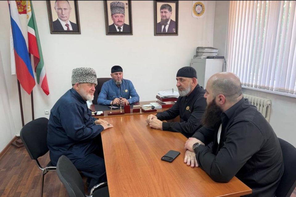 Сулумбек Демилханов наградил медицинских работников Шелковского района Сулумбек Демилханов наградил медицинских работников Шелковского района