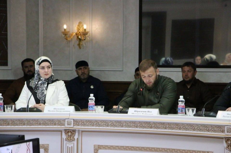 Министр культуры Чеченской Республики Иса Ибрагимов принял участие в региональной научно-практической конференции «Чеченский войлочный ковер истанг: история и современность», посвященной сохранению, изучению и популяризации... Министр культуры Чеченской Республики Иса Ибрагимов принял участие в региональной научно-практической конференции «Чеченский войлочный ковер истанг: история и современность», посвященной сохранению, изучению и популяризации...