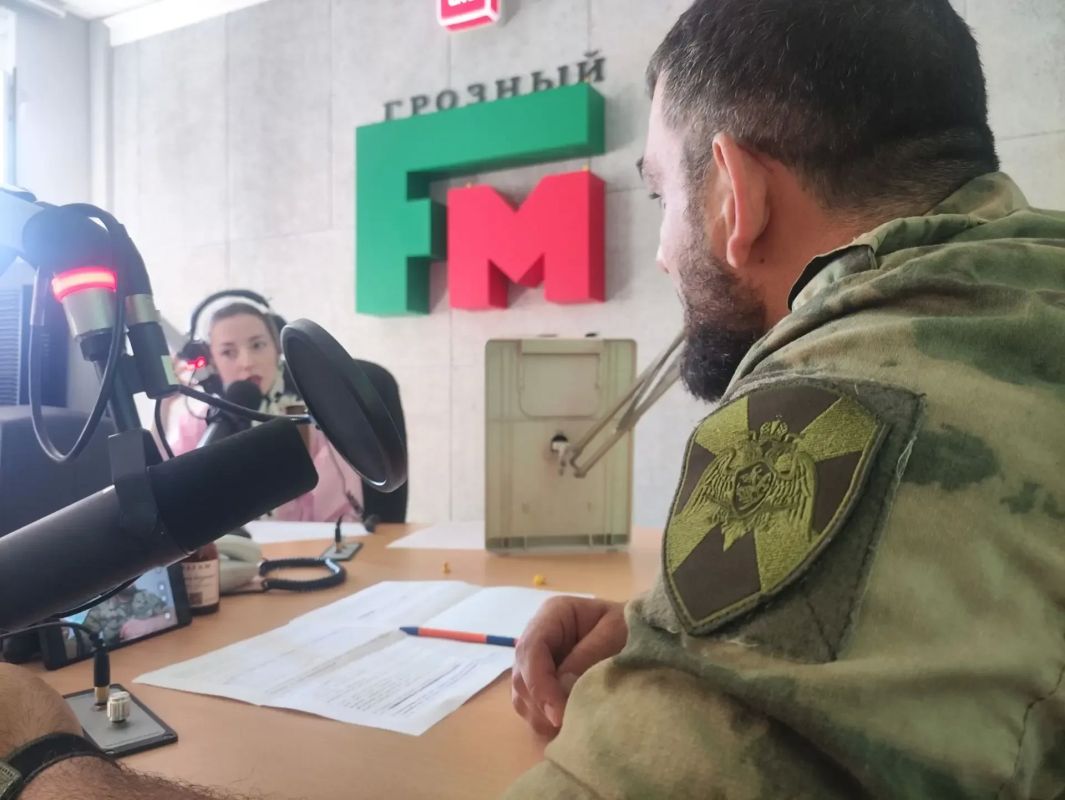 В День ветеранов боевых действий военнослужащий ОГВ(с) стал гостем радиоэфира на ЧГТРК «Грозный»