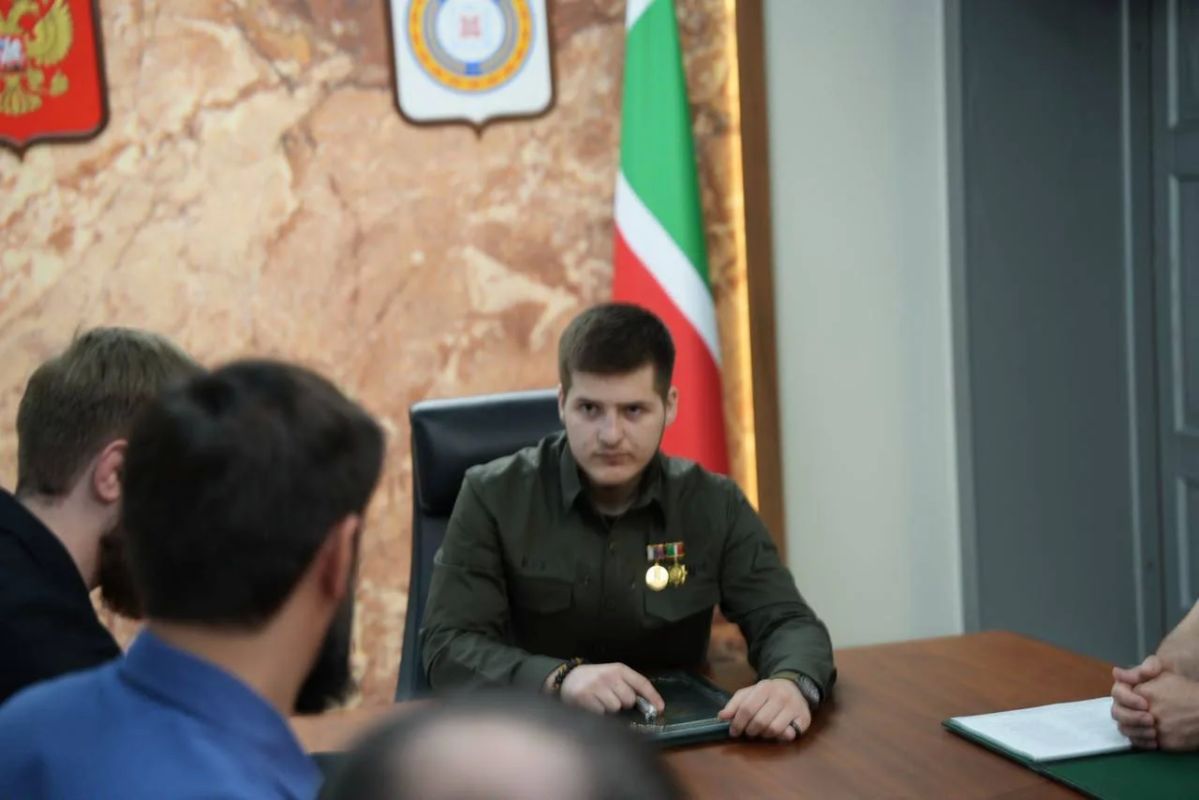 Секретарь Совета Безопасности Чеченской Республики Адам Кадыров провёл рабочее совещание со своими заместителями, помощниками, руководителем аппарата, а также начальником УМВД России по городу Грозный Секретарь Совета Безопасности Чеченской Республики Адам Кадыров провёл рабочее совещание со своими заместителями, помощниками, руководителем аппарата, а также начальником УМВД России по городу Грозный