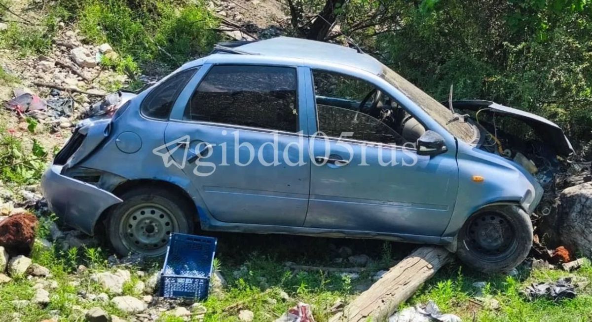 Автомобиль с двумя детьми рухнул с 10-метрового обрыва в Дагестане Автомобиль с двумя детьми рухнул с 10-метрового обрыва в Дагестане