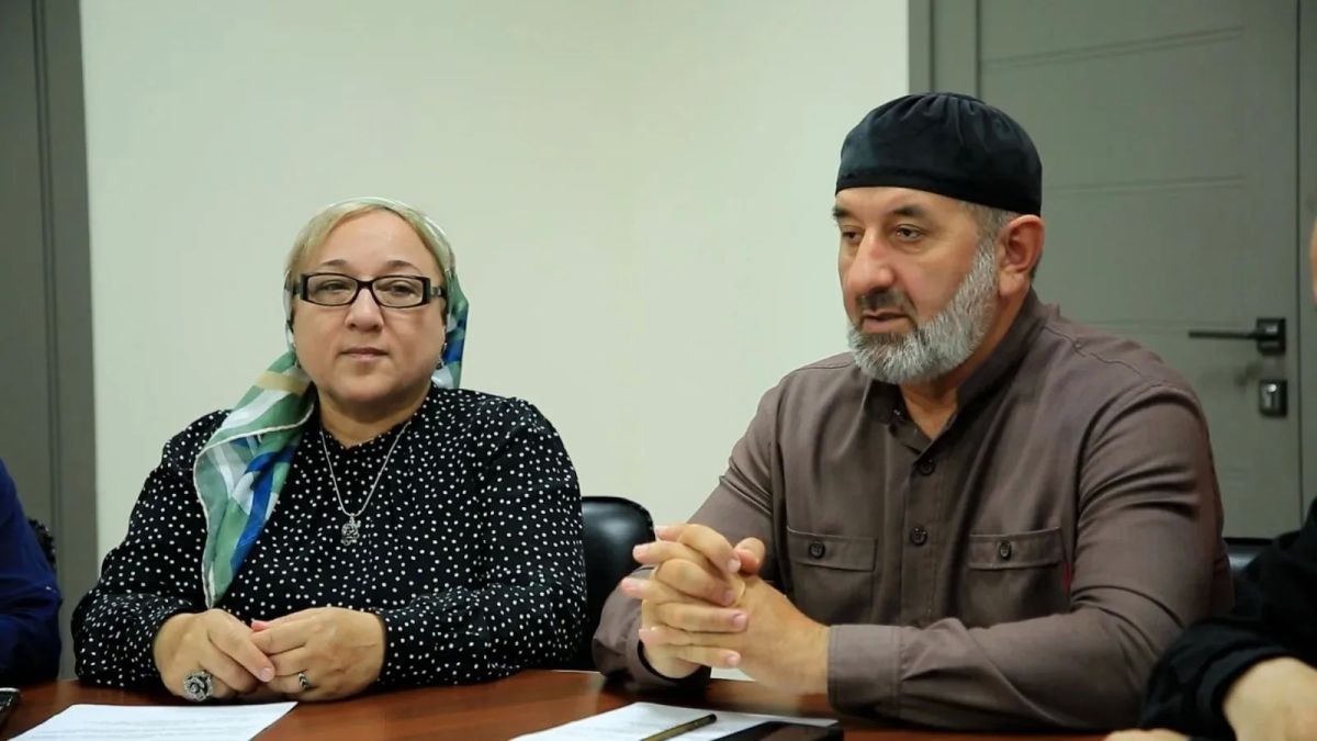 Представители Общественного совета при ведомстве Лайлаъ Аюбова и Абдулхамид Уздорбиев провели семинар на тему культуры поведения в социальных сетях Представители Общественного совета при ведомстве Лайлаъ Аюбова и Абдулхамид Уздорбиев провели семинар на тему культуры поведения в социальных сетях