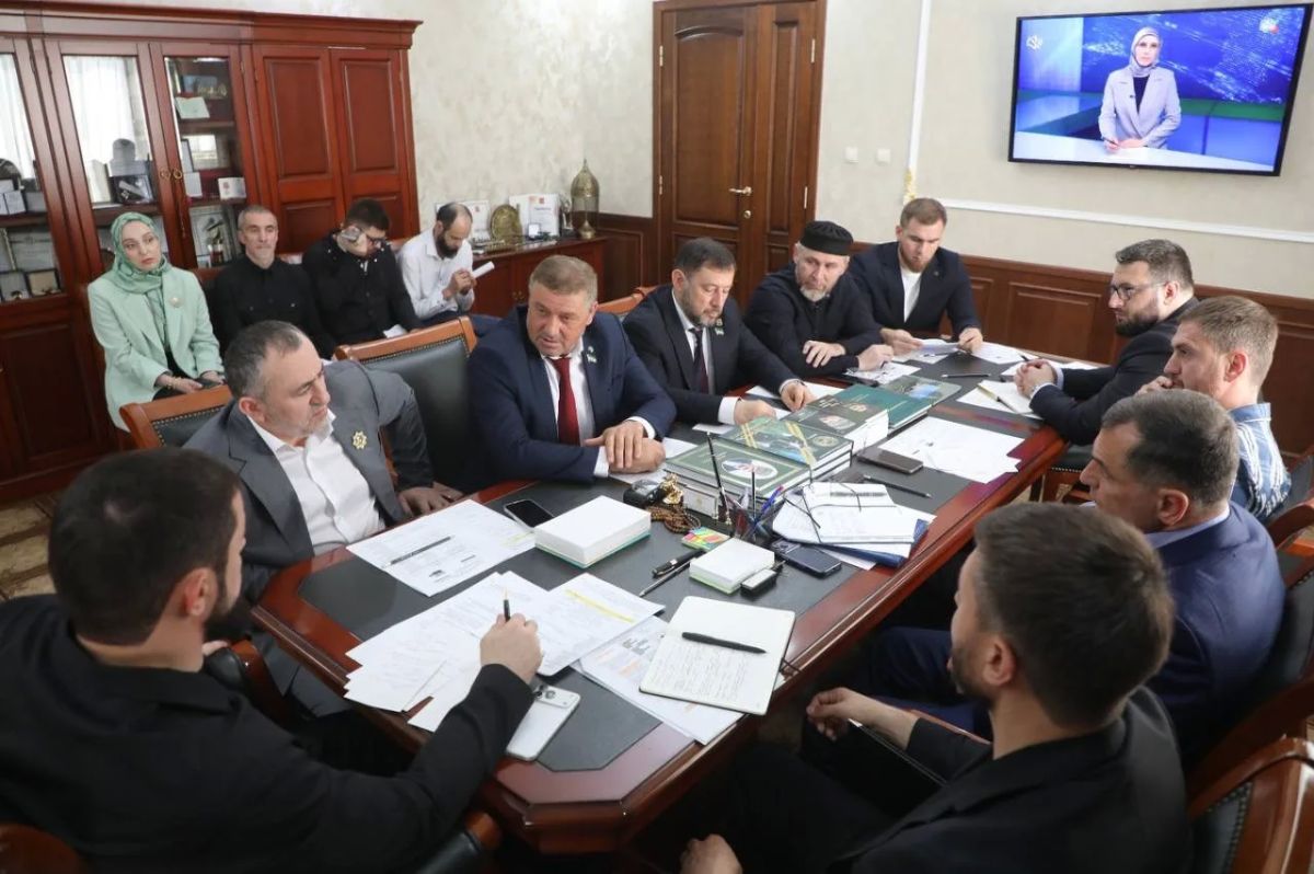 Заместитель Председателя Правительства Чеченской Республики - министр ЧР по национальной политике, внешним связям, печати и информации Ахмед Дудаев провёл совещание с председателем Избирательной комиссии Чеченской... Заместитель Председателя Правительства Чеченской Республики - министр ЧР по национальной политике, внешним связям, печати и информации Ахмед Дудаев провёл совещание с председателем Избирательной комиссии Чеченской...