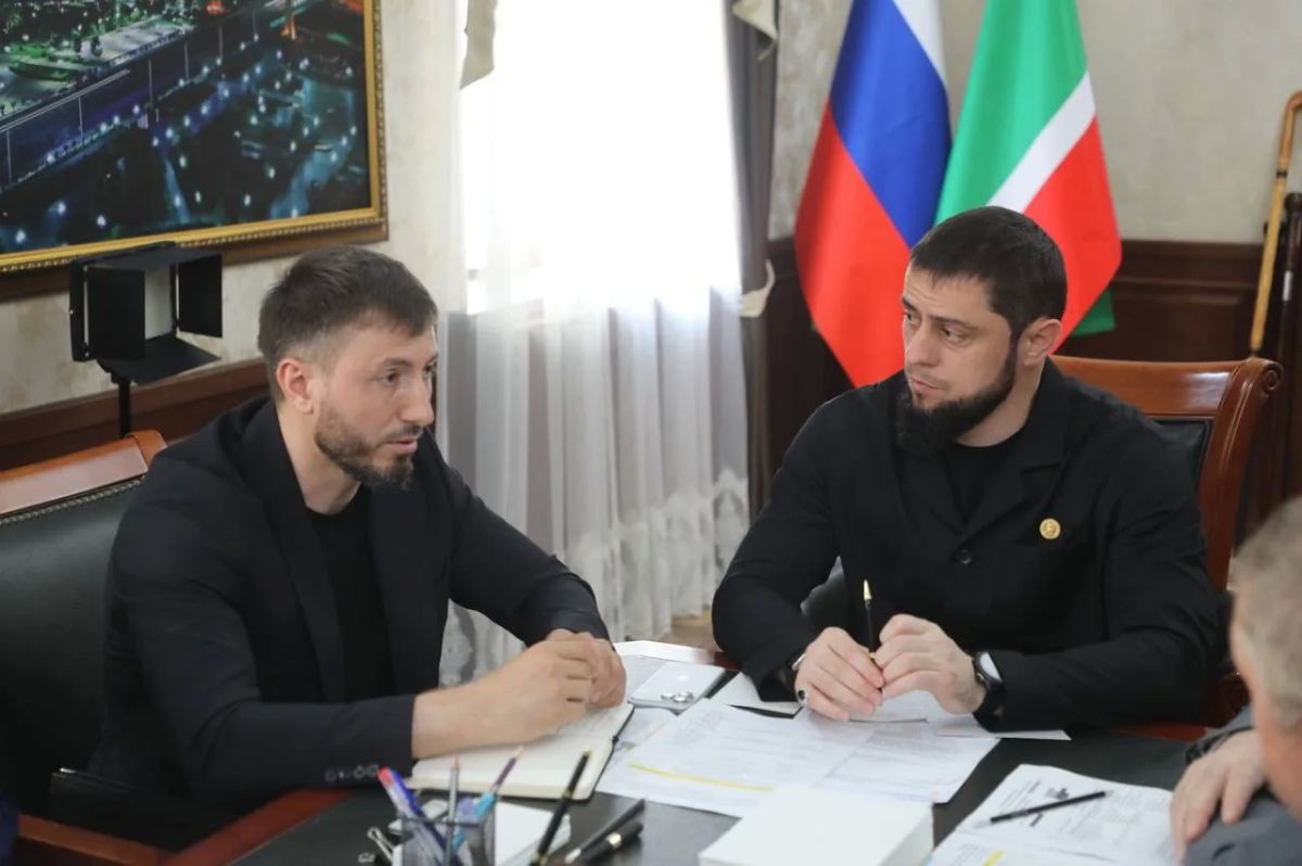 Заместитель Председателя Правительства Чеченской Республики - министр ЧР по национальной политике, внешним связям, печати и информации Ахмед Дудаев провёл совещание с председателем Избирательной комиссии Чеченской... Заместитель Председателя Правительства Чеченской Республики - министр ЧР по национальной политике, внешним связям, печати и информации Ахмед Дудаев провёл совещание с председателем Избирательной комиссии Чеченской...