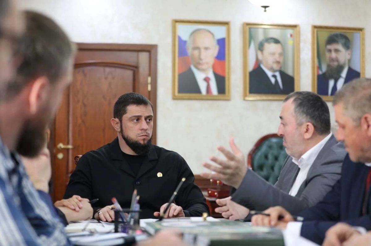 Заместитель Председателя Правительства Чеченской Республики - министр ЧР по национальной политике, внешним связям, печати и информации Ахмед Дудаев провёл совещание с председателем Избирательной комиссии Чеченской... Заместитель Председателя Правительства Чеченской Республики - министр ЧР по национальной политике, внешним связям, печати и информации Ахмед Дудаев провёл совещание с председателем Избирательной комиссии Чеченской...