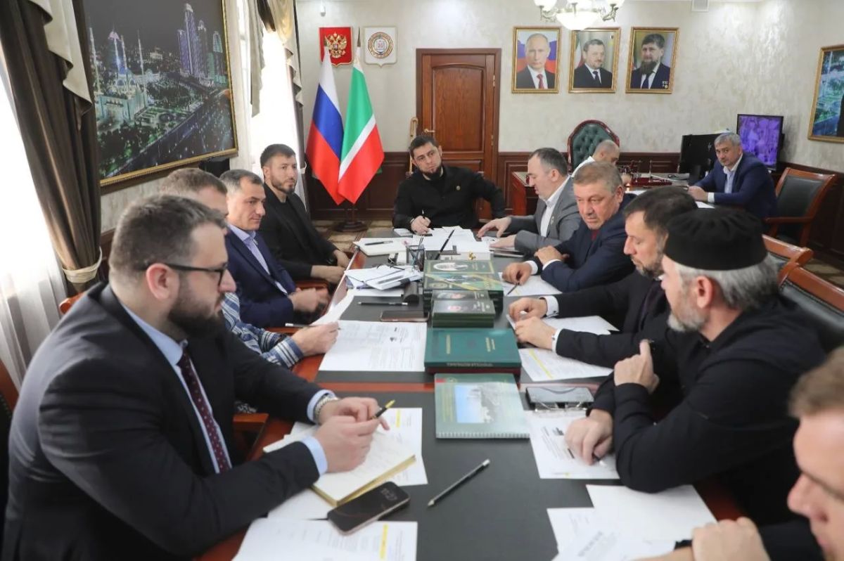 Заместитель Председателя Правительства Чеченской Республики - министр ЧР по национальной политике, внешним связям, печати и информации Ахмед Дудаев провёл совещание с председателем Избирательной комиссии Чеченской... Заместитель Председателя Правительства Чеченской Республики - министр ЧР по национальной политике, внешним связям, печати и информации Ахмед Дудаев провёл совещание с председателем Избирательной комиссии Чеченской...