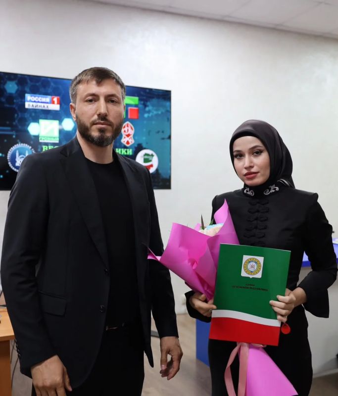 Заместителю главного редактора республиканской общественно-политической газеты «Вести республики» Рамзану Абубакарову присвоено почётное звание «Заслуженный журналист Чеченской Республики» Заместителю главного редактора республиканской общественно-политической газеты «Вести республики» Рамзану Абубакарову присвоено почётное звание «Заслуженный журналист Чеченской Республики»