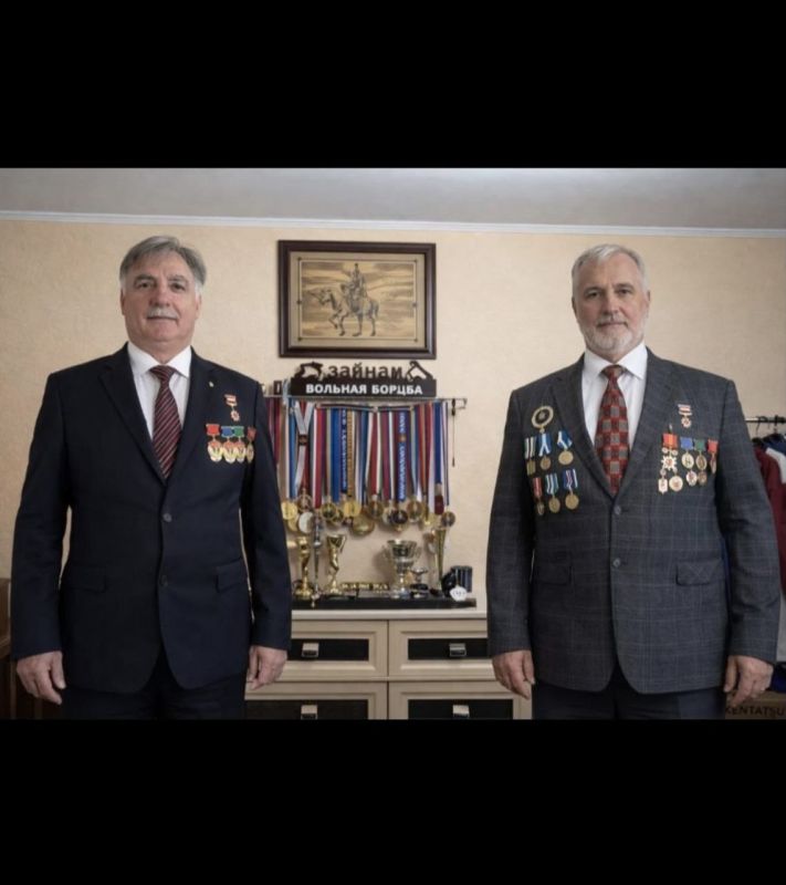 Чтобы попасть на тренировку по борьбе, десятилетний мальчик каждый день пешком преодолевал десятки километров и скрывал свое увлечение от большой семьи Чтобы попасть на тренировку по борьбе, десятилетний мальчик каждый день пешком преодолевал десятки километров и скрывал свое увлечение от большой семьи