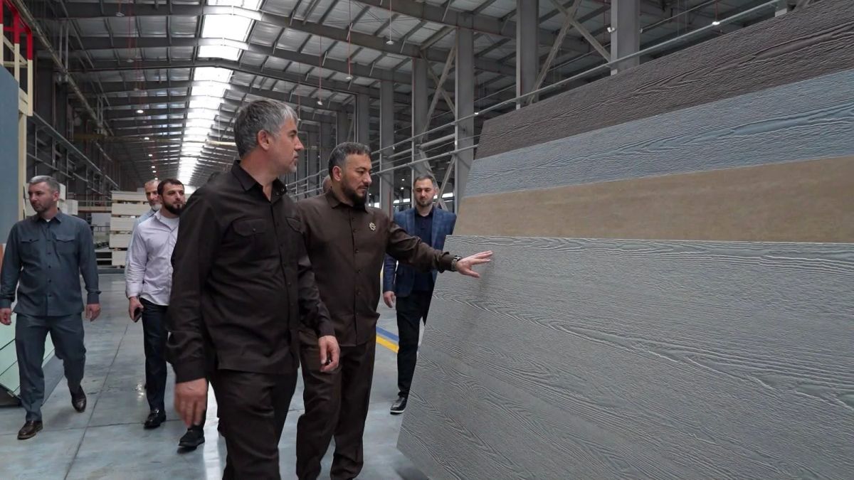 На предприятии в четыре смены, круглосуточно работают два завода: по выпуску газобетона и извести На предприятии в четыре смены, круглосуточно работают два завода: по выпуску газобетона и извести