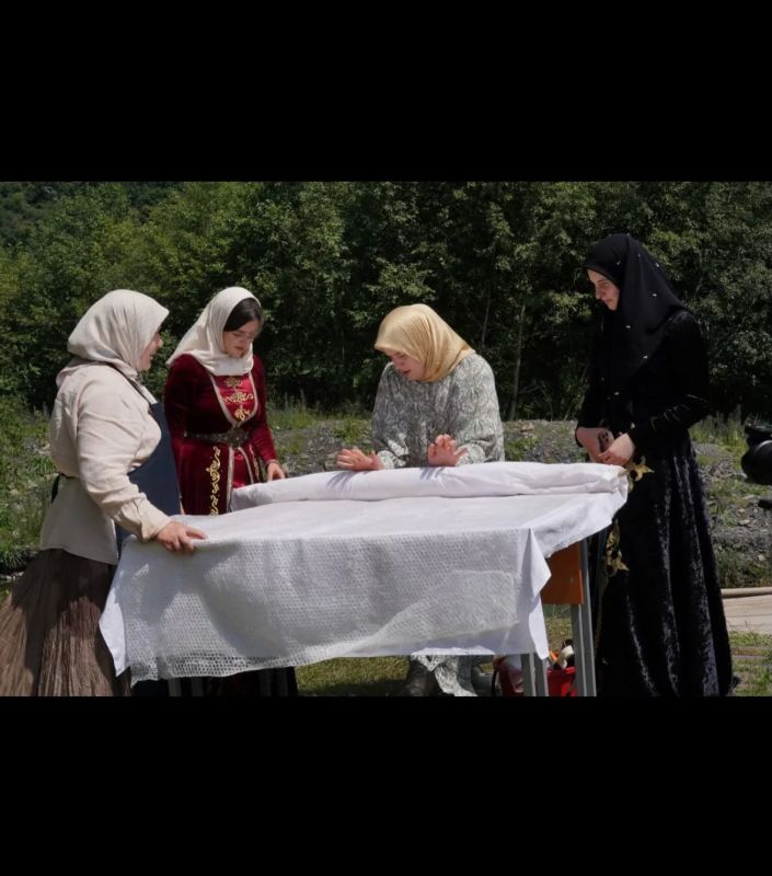 В Итум-Калинском муниципальном районе состоялся мастер-класс «Чеченский истанг: рукодельное искусство и традиции», направленный на сохранение национального культурного наследия В Итум-Калинском муниципальном районе состоялся мастер-класс «Чеченский истанг: рукодельное искусство и традиции», направленный на сохранение национального культурного наследия