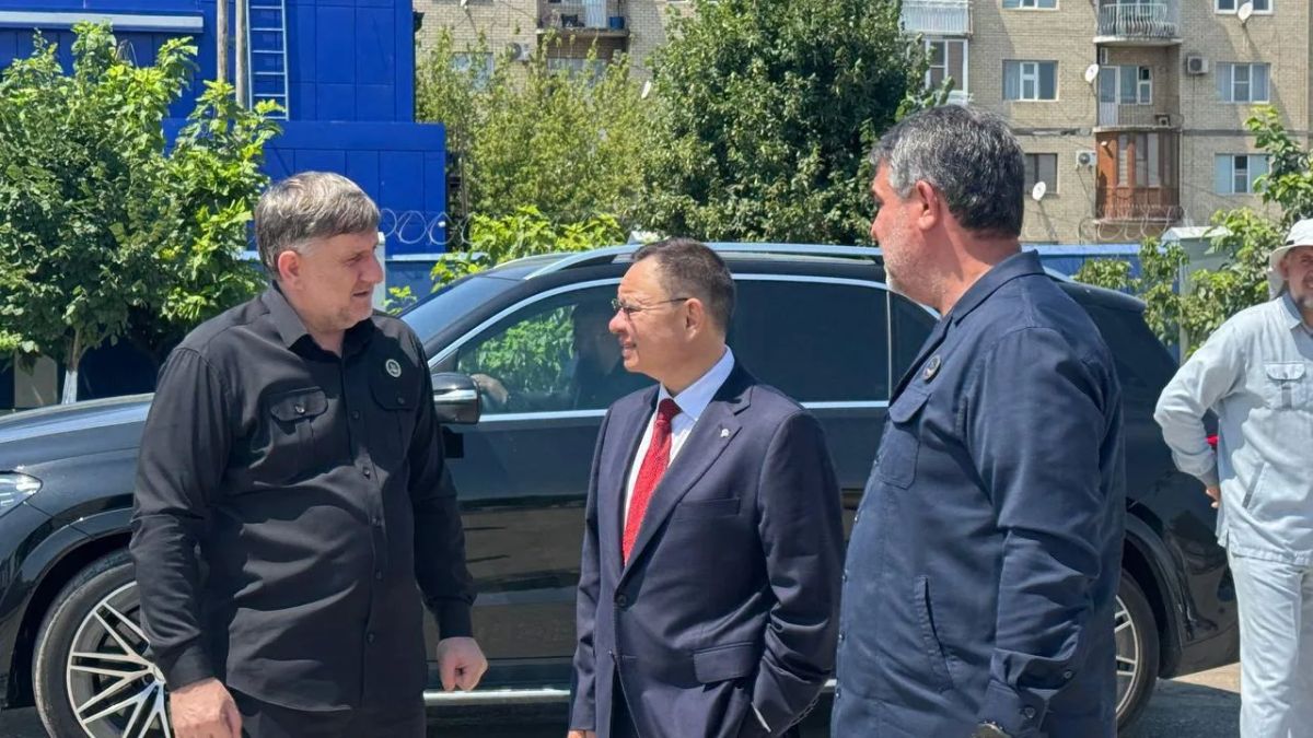 Министр строительства и ЖКХ РФ Ирек Файзуллин вместе с министром строительства и ЖКХ Чеченской Республики Муслимом Зайпуллаевым и Главой Гудермесского муниципального района Хамзатом Магамадовым посетил микрорайон... Министр строительства и ЖКХ РФ Ирек Файзуллин вместе с министром строительства и ЖКХ Чеченской Республики Муслимом Зайпуллаевым и Главой Гудермесского муниципального района Хамзатом Магамадовым посетил микрорайон...