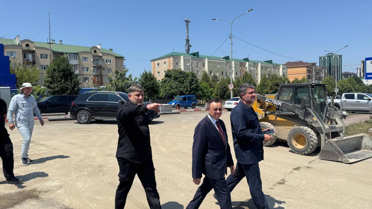 Министр строительства и ЖКХ РФ Ирек Файзуллин вместе с министром строительства и ЖКХ Чеченской Республики Муслимом Зайпуллаевым и Главой Гудермесского муниципального района Хамзатом Магамадовым посетил микрорайон... Министр строительства и ЖКХ РФ Ирек Файзуллин вместе с министром строительства и ЖКХ Чеченской Республики Муслимом Зайпуллаевым и Главой Гудермесского муниципального района Хамзатом Магамадовым посетил микрорайон...