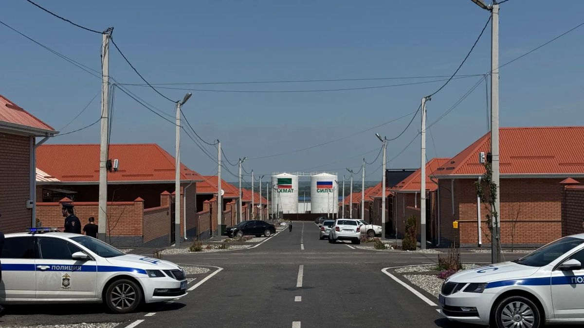Ирек Файзуллин посетил новые жилые комплексы в Чеченской Республике: 143 дома для пострадавших от паводка введены в Гудермесском районе Ирек Файзуллин посетил новые жилые комплексы в Чеченской Республике: 143 дома для пострадавших от паводка введены в Гудермесском районе