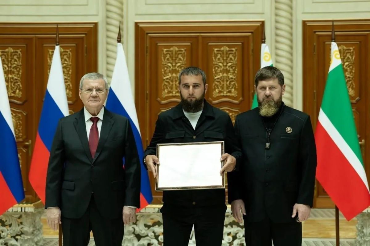 В Грозном полномочный представитель Президента Российской Федерации в Северо-Кавказском федеральном округе Юрий Чайка вручил Благодарственные письма жителям Чечни, внесшим весомый вклад в общественно-политическое и... В Грозном полномочный представитель Президента Российской Федерации в Северо-Кавказском федеральном округе Юрий Чайка вручил Благодарственные письма жителям Чечни, внесшим весомый вклад в общественно-политическое и...