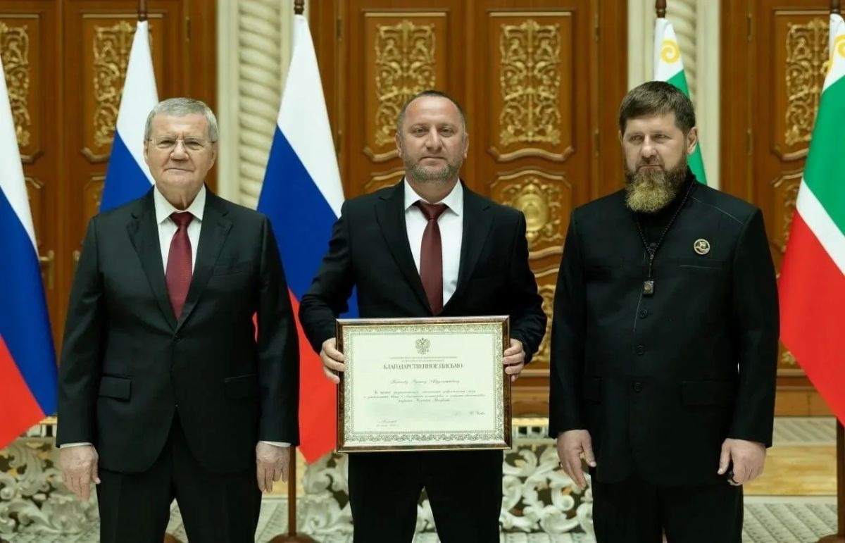 В Грозном полномочный представитель Президента Российской Федерации в Северо-Кавказском федеральном округе Юрий Чайка вручил Благодарственные письма жителям Чечни, внесшим весомый вклад в общественно-политическое и... В Грозном полномочный представитель Президента Российской Федерации в Северо-Кавказском федеральном округе Юрий Чайка вручил Благодарственные письма жителям Чечни, внесшим весомый вклад в общественно-политическое и...