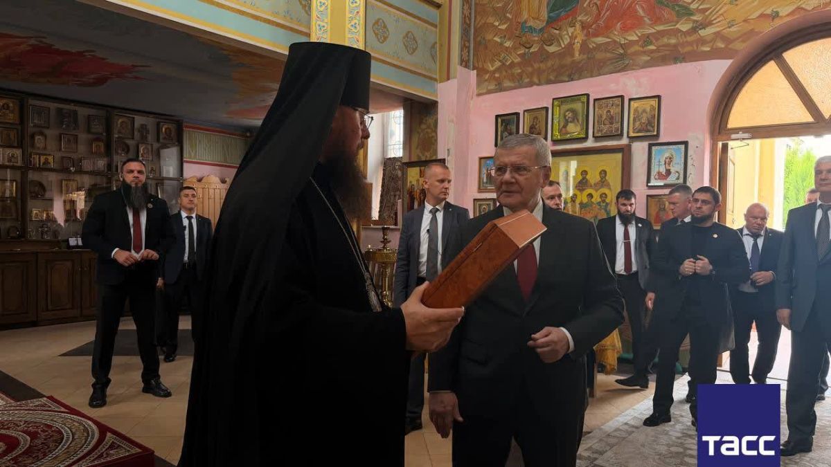 Олег Царёв: В Грозном полпред президента РФ в СКФО Юрий Чайка передал в дар строящемуся собору князя Владимира икону святого равноапостольного князя Владимира с частицей его мощей