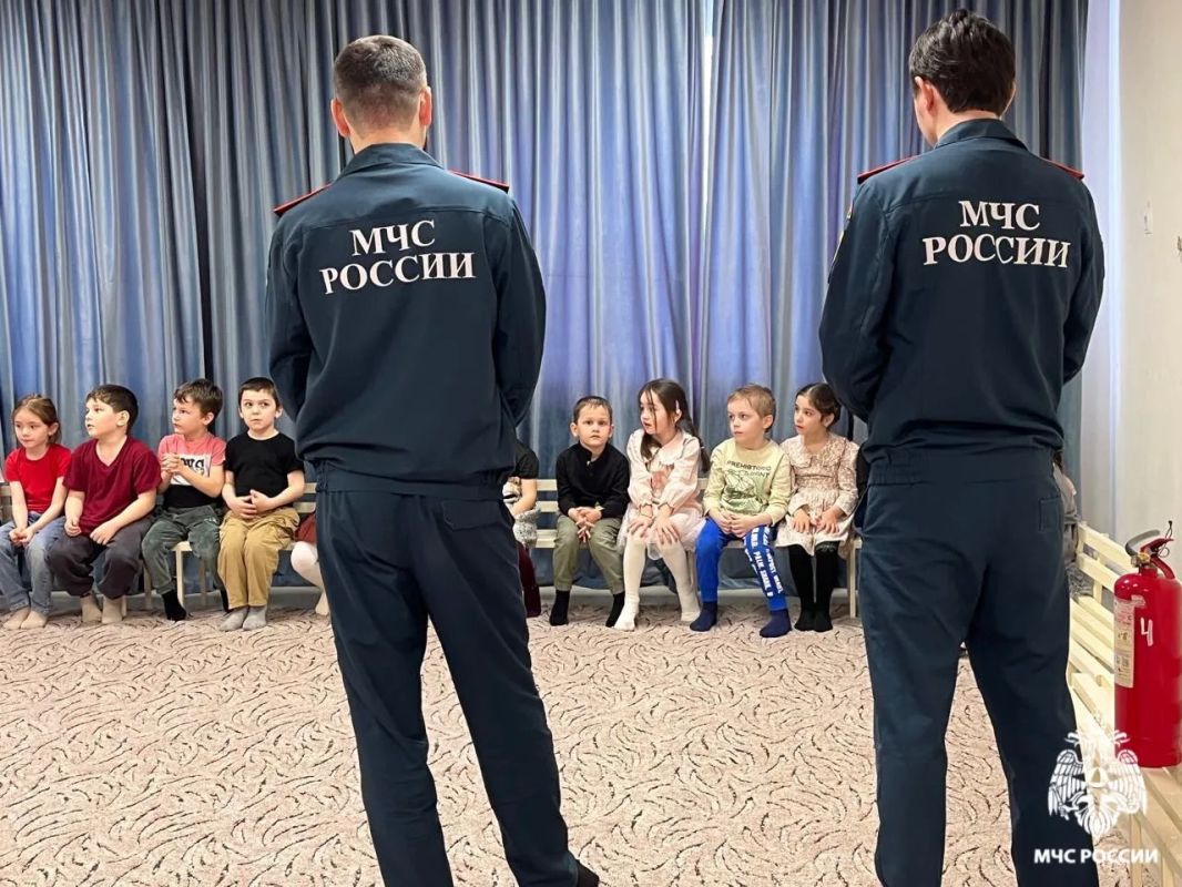 Детям показали, как правильно пользоваться огнетушителем Детям показали, как правильно пользоваться огнетушителем
