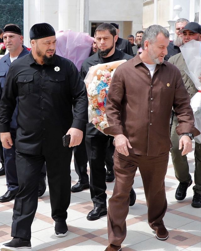 Глава Чеченской Республики Рамзан Кадыров поздравил свою маму, Президента Регионального общественного Фонда имени Героя России Ахмата-Хаджи Кадырова Аймани Кадырову, с днем рождения Глава Чеченской Республики Рамзан Кадыров поздравил свою маму, Президента Регионального общественного Фонда имени Героя России Ахмата-Хаджи Кадырова Аймани Кадырову, с днем рождения