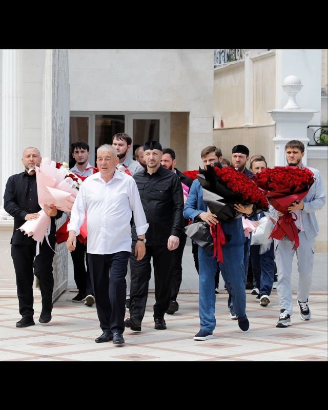 Глава Чеченской Республики Рамзан Кадыров поздравил свою маму, Президента Регионального общественного Фонда имени Героя России Ахмата-Хаджи Кадырова Аймани Кадырову, с днем рождения Глава Чеченской Республики Рамзан Кадыров поздравил свою маму, Президента Регионального общественного Фонда имени Героя России Ахмата-Хаджи Кадырова Аймани Кадырову, с днем рождения