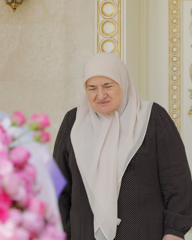 Глава Чеченской Республики Рамзан Кадыров поздравил свою маму, Президента Регионального общественного Фонда имени Героя России Ахмата-Хаджи Кадырова Аймани Кадырову, с днем рождения Глава Чеченской Республики Рамзан Кадыров поздравил свою маму, Президента Регионального общественного Фонда имени Героя России Ахмата-Хаджи Кадырова Аймани Кадырову, с днем рождения