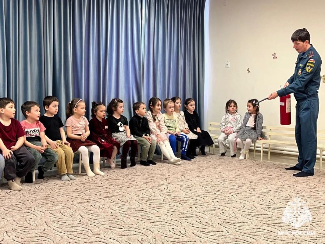 Детям показали, как правильно пользоваться огнетушителем Детям показали, как правильно пользоваться огнетушителем