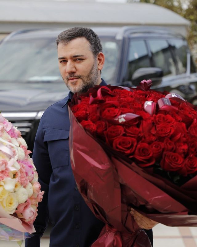 Глава Чеченской Республики Рамзан Кадыров поздравил свою маму, Президента Регионального общественного Фонда имени Героя России Ахмата-Хаджи Кадырова Аймани Кадырову, с днем рождения Глава Чеченской Республики Рамзан Кадыров поздравил свою маму, Президента Регионального общественного Фонда имени Героя России Ахмата-Хаджи Кадырова Аймани Кадырову, с днем рождения