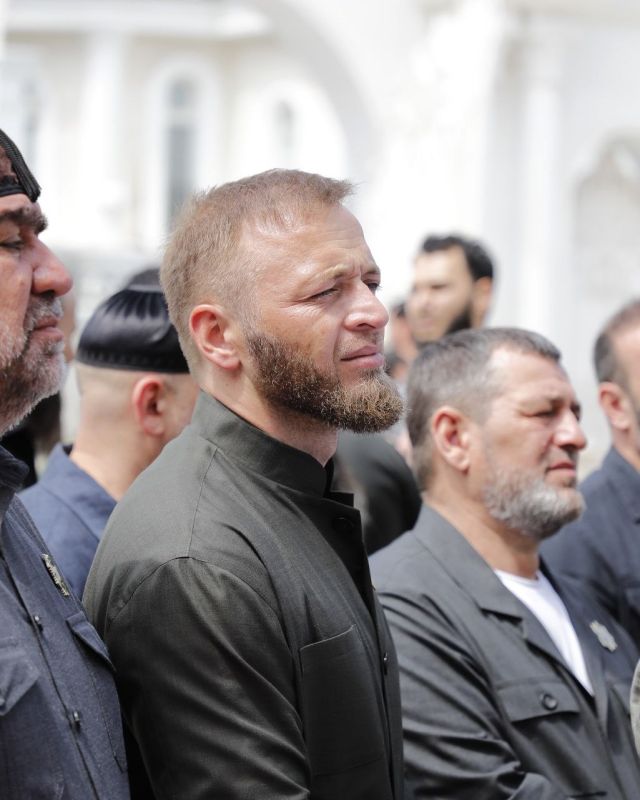 Глава Чеченской Республики Рамзан Кадыров поздравил свою маму, Президента Регионального общественного Фонда имени Героя России Ахмата-Хаджи Кадырова Аймани Кадырову, с днем рождения Глава Чеченской Республики Рамзан Кадыров поздравил свою маму, Президента Регионального общественного Фонда имени Героя России Ахмата-Хаджи Кадырова Аймани Кадырову, с днем рождения