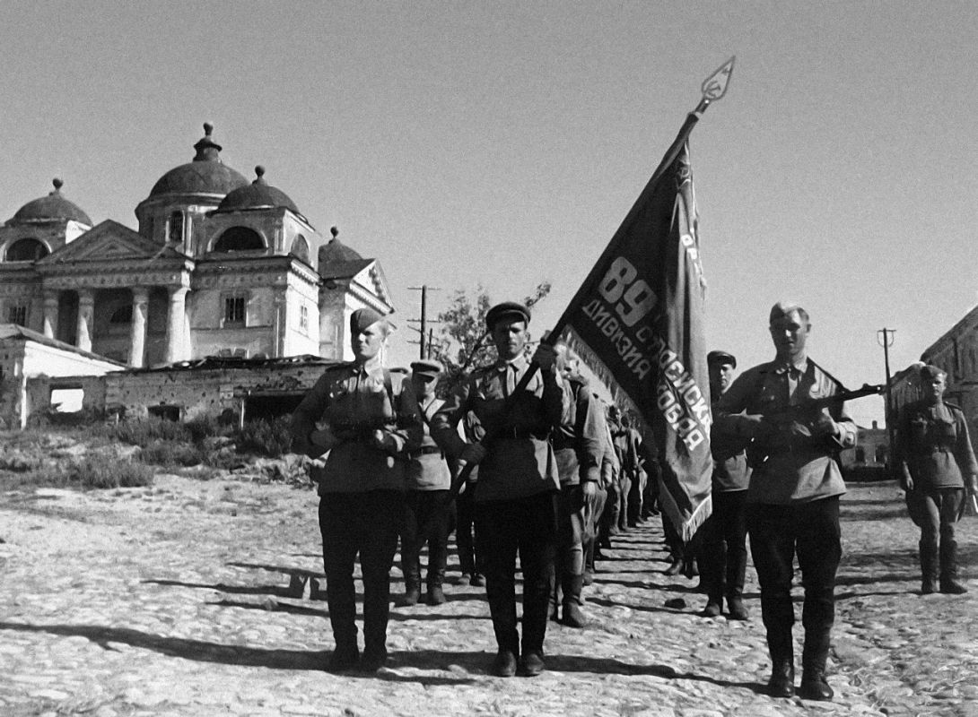5 августа 1943 года в ходе операций "Кутузов" и "Полководец Румянцев" советскими войсками от немецко-фашистских захватчиков были освобождены Орёл и Белгород 5 августа 1943 года в ходе операций "Кутузов" и "Полководец Румянцев" советскими войсками от немецко-фашистских захватчиков были освобождены Орёл и Белгород