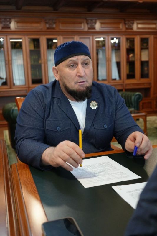 Ассаламу Алайкум!. Сегодня Руководитель Администрации Главы и Правительства ЧР Галас Таймасханов провёл рабочую встречу с главой администрации Шатойского муниципального района Русланом Акаевым Ассаламу Алайкум!. Сегодня Руководитель Администрации Главы и Правительства ЧР Галас Таймасханов провёл рабочую встречу с главой администрации Шатойского муниципального района Русланом Акаевым