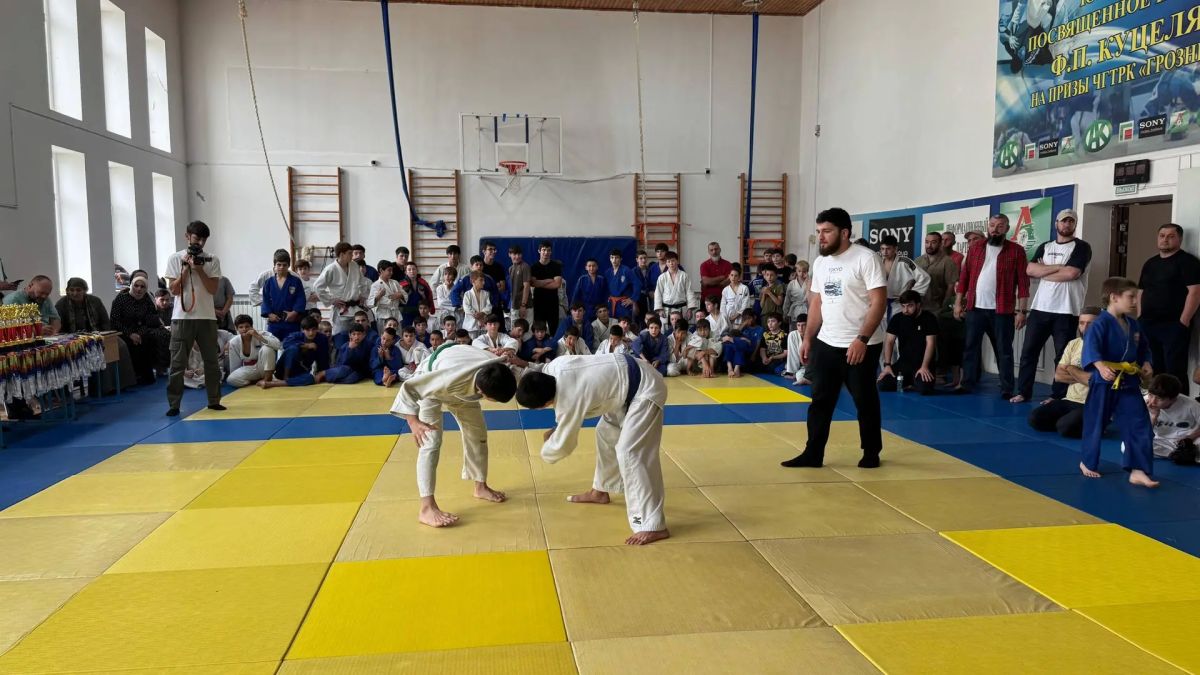 В спортивной школе «Дзюдо-Беркат» состоялся турнир по дзюдо среди младших юношей, организованный Комитетом семей воинов Отечества Чеченской Республики совместно с руководством спортшколы В спортивной школе «Дзюдо-Беркат» состоялся турнир по дзюдо среди младших юношей, организованный Комитетом семей воинов Отечества Чеченской Республики совместно с руководством спортшколы