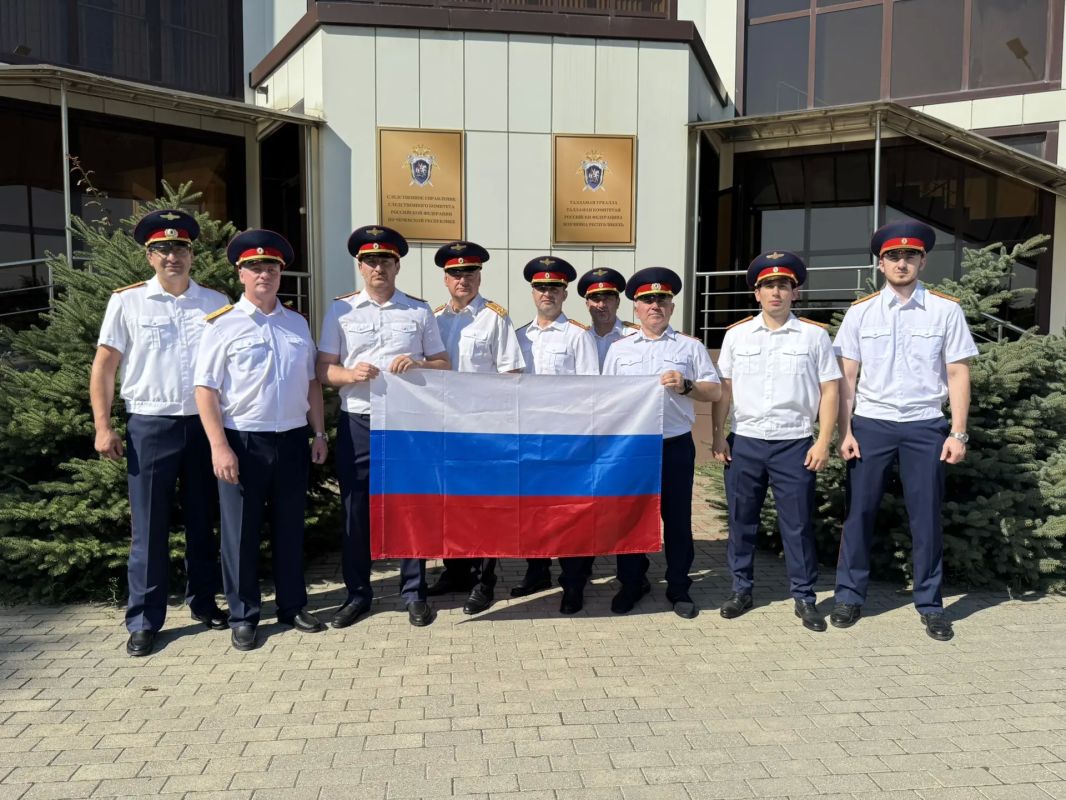 В следственном управлении СК России по Чеченской Республике состоялось торжественное мероприятие, приуроченное Дню Государственного флага Российской Федерации В следственном управлении СК России по Чеченской Республике состоялось торжественное мероприятие, приуроченное Дню Государственного флага Российской Федерации