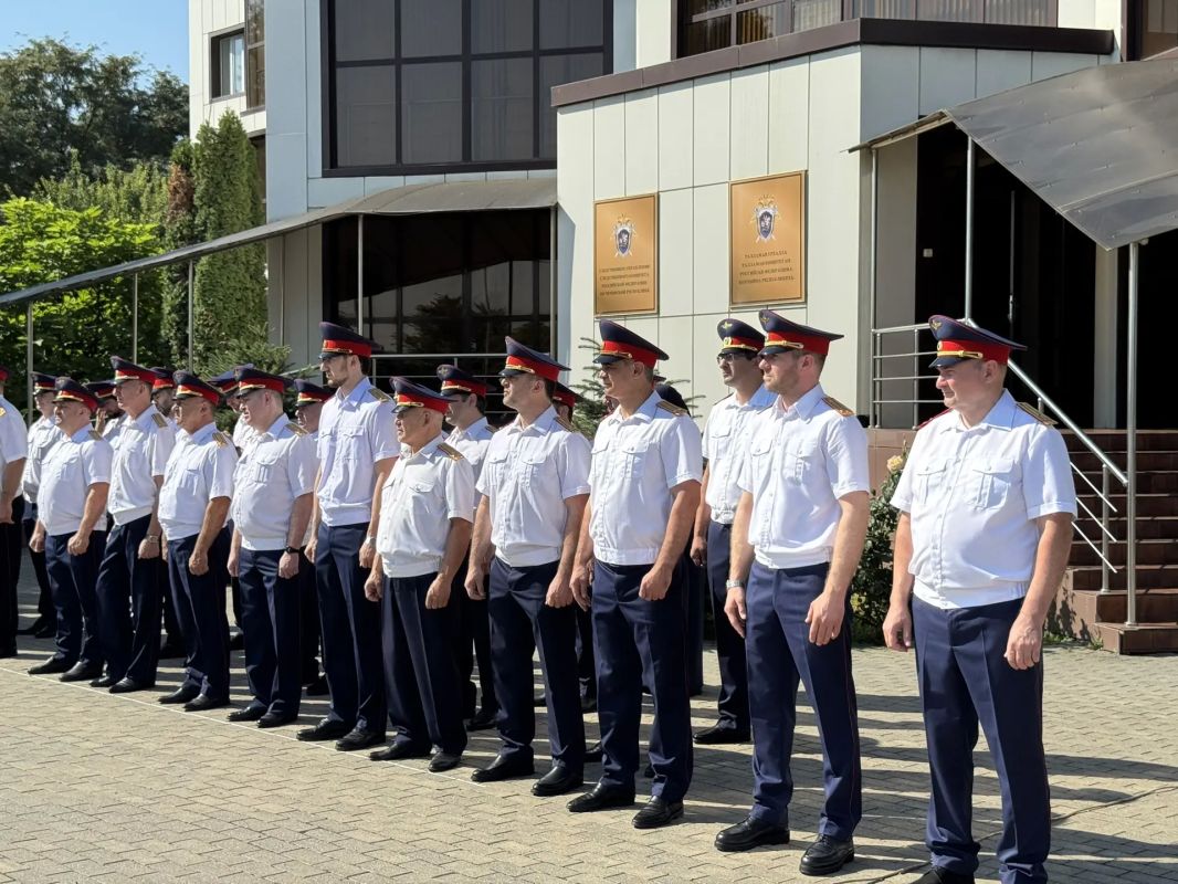 В следственном управлении СК России по Чеченской Республике состоялось торжественное мероприятие, приуроченное Дню Государственного флага Российской Федерации В следственном управлении СК России по Чеченской Республике состоялось торжественное мероприятие, приуроченное Дню Государственного флага Российской Федерации