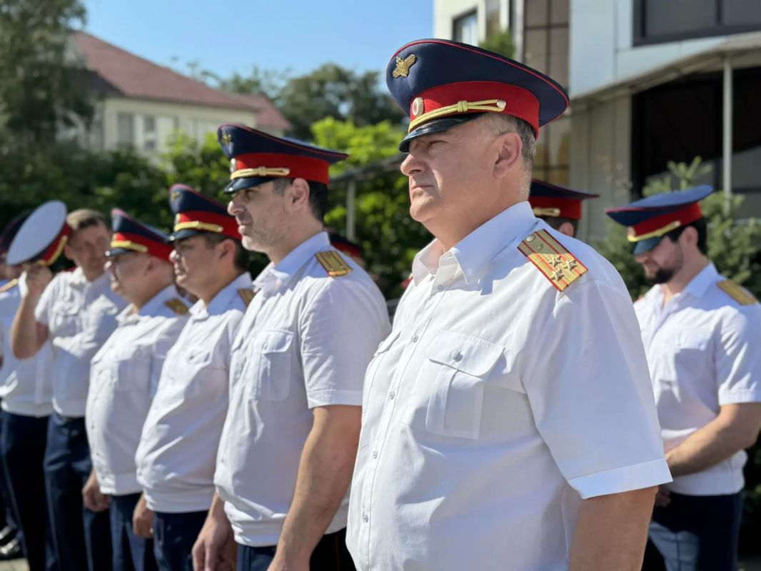 В следственном управлении СК России по Чеченской Республике состоялось торжественное мероприятие, приуроченное Дню Государственного флага Российской Федерации В следственном управлении СК России по Чеченской Республике состоялось торжественное мероприятие, приуроченное Дню Государственного флага Российской Федерации