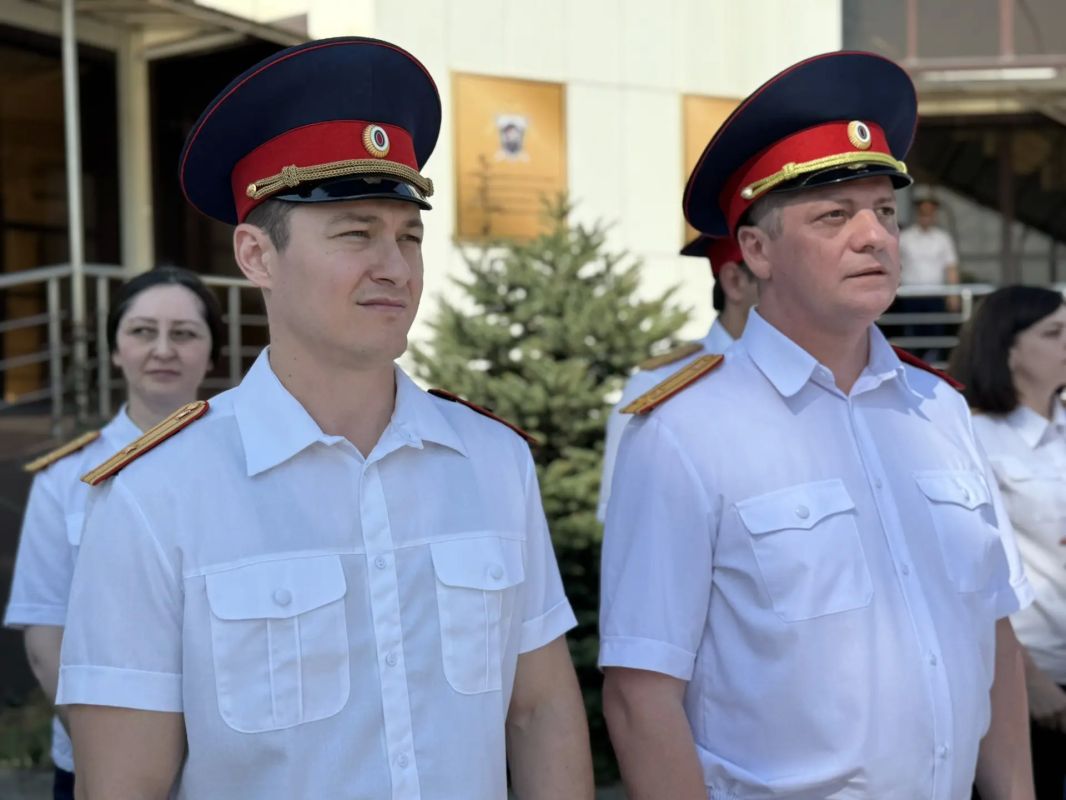 В следственном управлении СК России по Чеченской Республике состоялось торжественное мероприятие, приуроченное Дню Государственного флага Российской Федерации В следственном управлении СК России по Чеченской Республике состоялось торжественное мероприятие, приуроченное Дню Государственного флага Российской Федерации