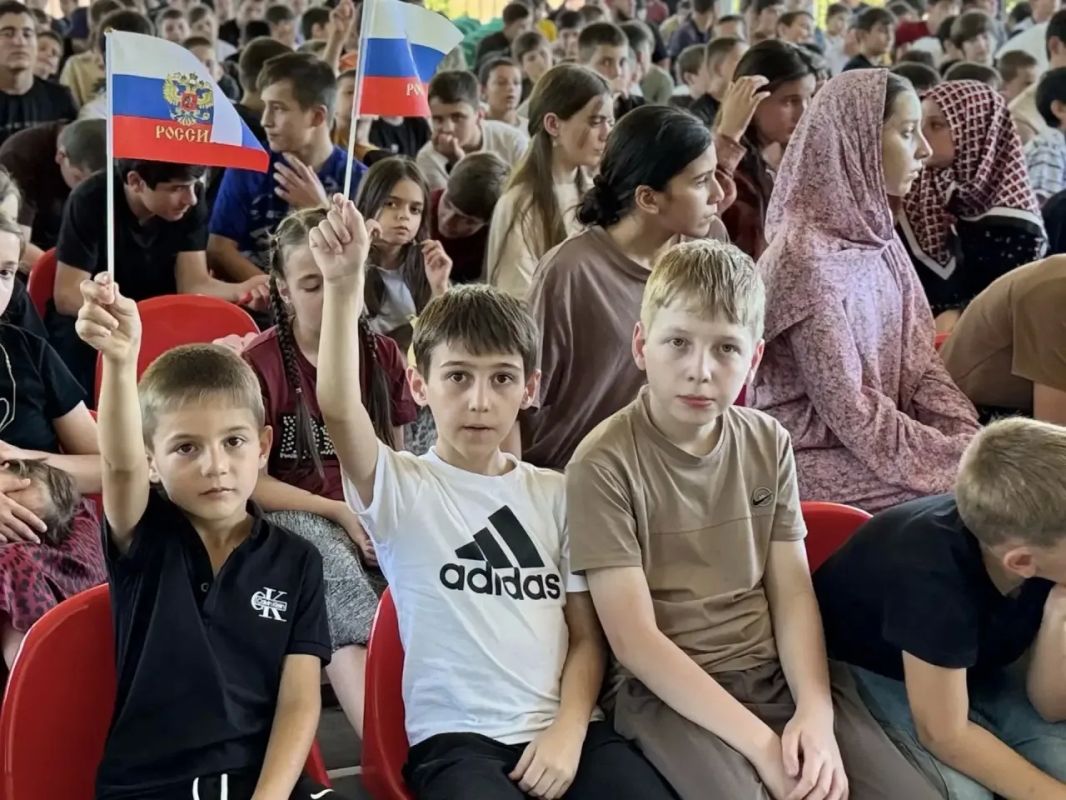 Следователи следственного управления СК России по Чеченской Республике и представители регионального фонда «Защитники Отечества» провели встречу в детском оздоровительном лагере «Светлячок», посвященную Дню Государственного... Следователи следственного управления СК России по Чеченской Республике и представители регионального фонда «Защитники Отечества» провели встречу в детском оздоровительном лагере «Светлячок», посвященную Дню Государственного...