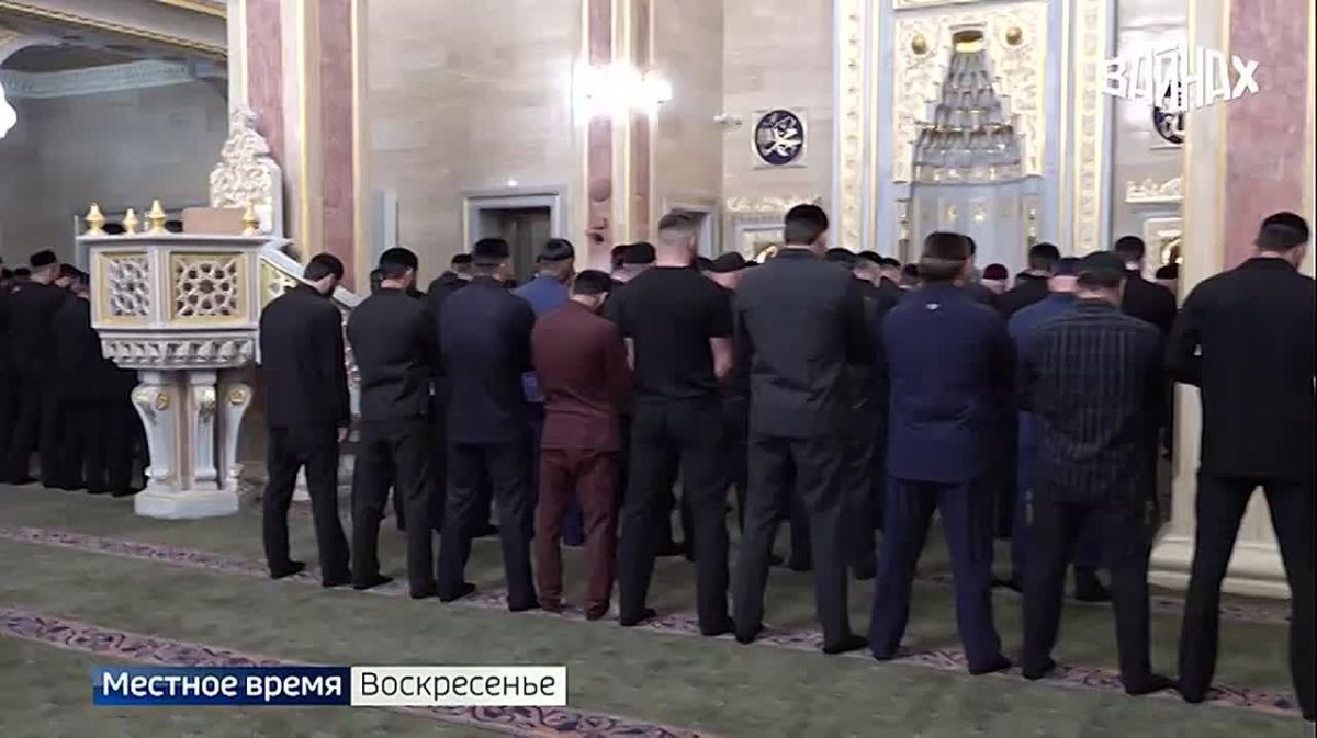 В мечети села Ахмат-Юрт собрались не только официальные лица и богословы, но и соратники Первого Президента Чеченской Республики Ахмата-Хаджи Кадырова, которые поддерживали его с первых дней