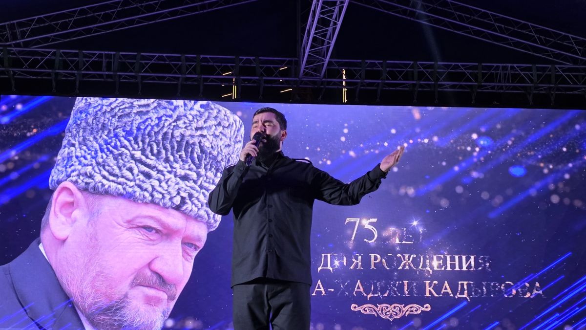 В Грозном на центральной площади состоялся вечер нашидов, посвященный 75-летию со дня рождения Ахмата-Хаджи Кадырова В Грозном на центральной площади состоялся вечер нашидов, посвященный 75-летию со дня рождения Ахмата-Хаджи Кадырова
