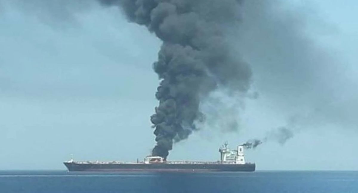 Танкер загорелся в Красном море после попадания снаряда