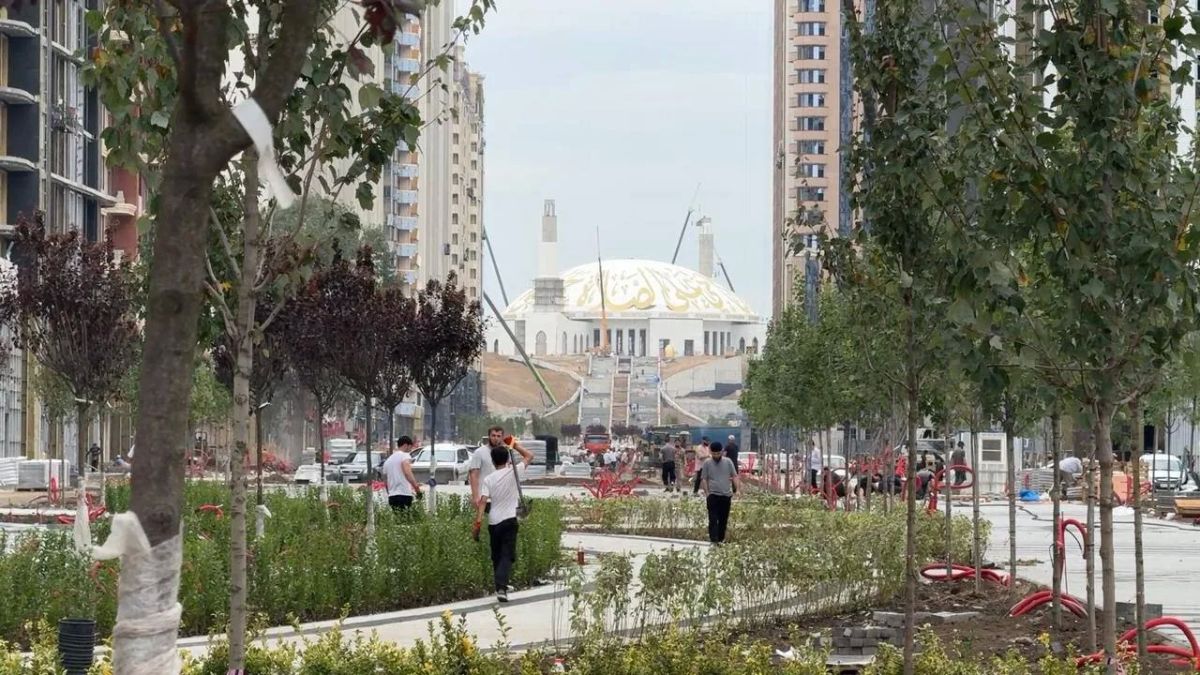 В Грозном, в районе имени Президента России Владимира Путина, близится к завершению процесс оформления фасадов многоквартирных домов В Грозном, в районе имени Президента России Владимира Путина, близится к завершению процесс оформления фасадов многоквартирных домов